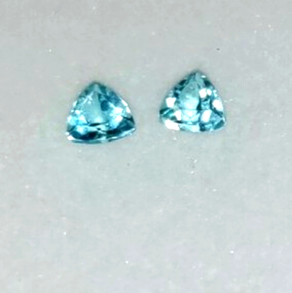 Green apatite gems